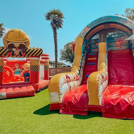 מלון Brora Family Village 3*